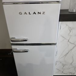 Galanz Fridge & Freezer