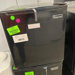 Magic Chef HMAR170BE 1.7 cu. ft. Mini Refrigerator TQ