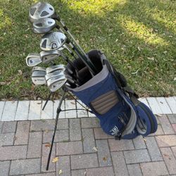 Mens Titleist golf club set. Complete right handed set with ping golf bag