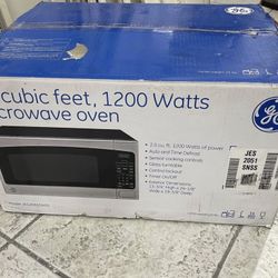 GE 2.0-cu ft Large 1200 -Watt Sensor Cooking Controls Countertop Microwave ( Stainless )