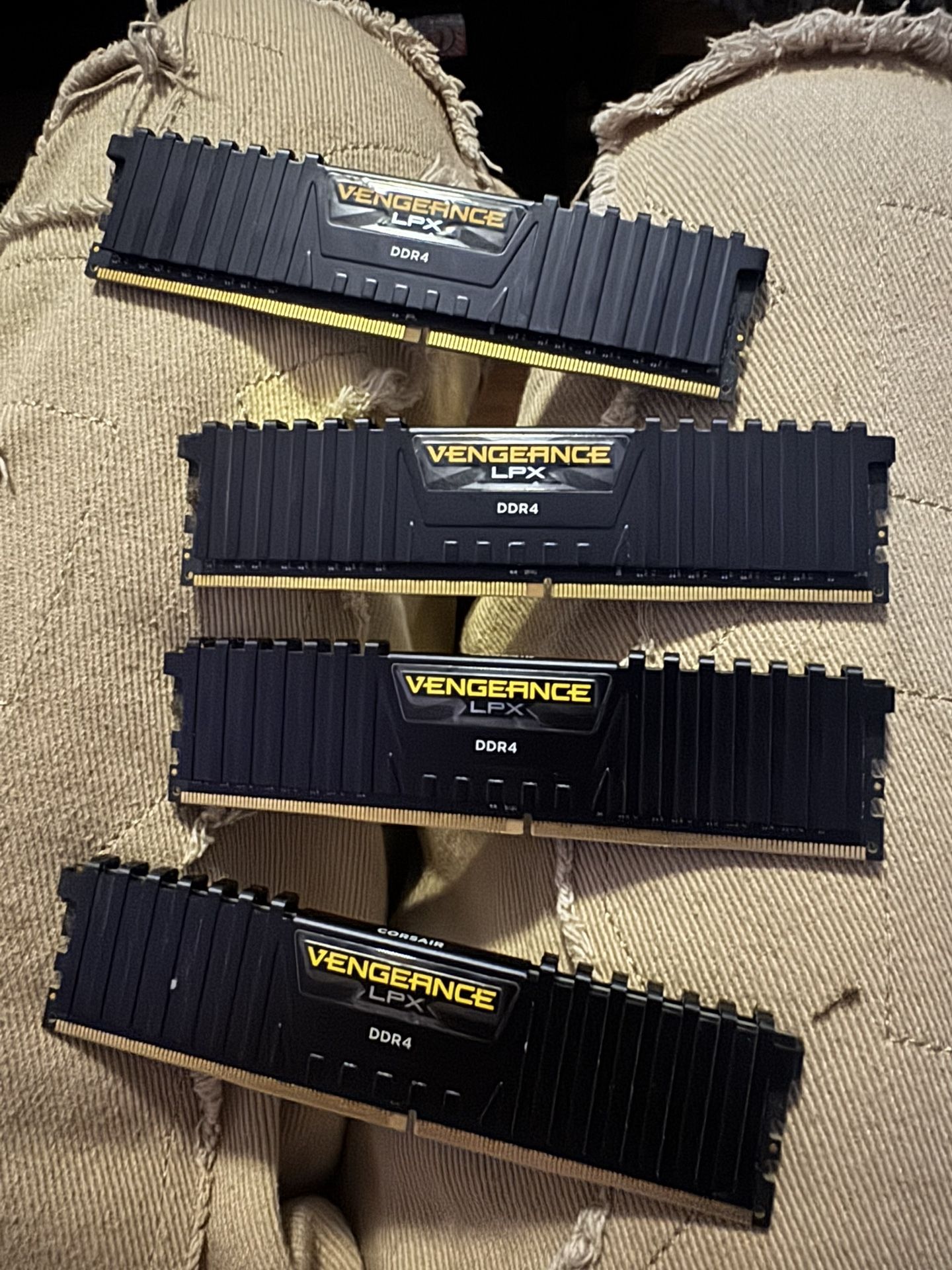 CORSAIR VENGEANCE LPX 32GB (4x8GB) DDR4-3200MHz