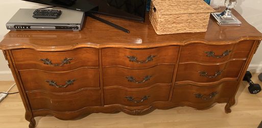 Beautiful cherry stained and clear gloss wood dresser w/ 9 drawers ! Make best offer! Matching mirror available!