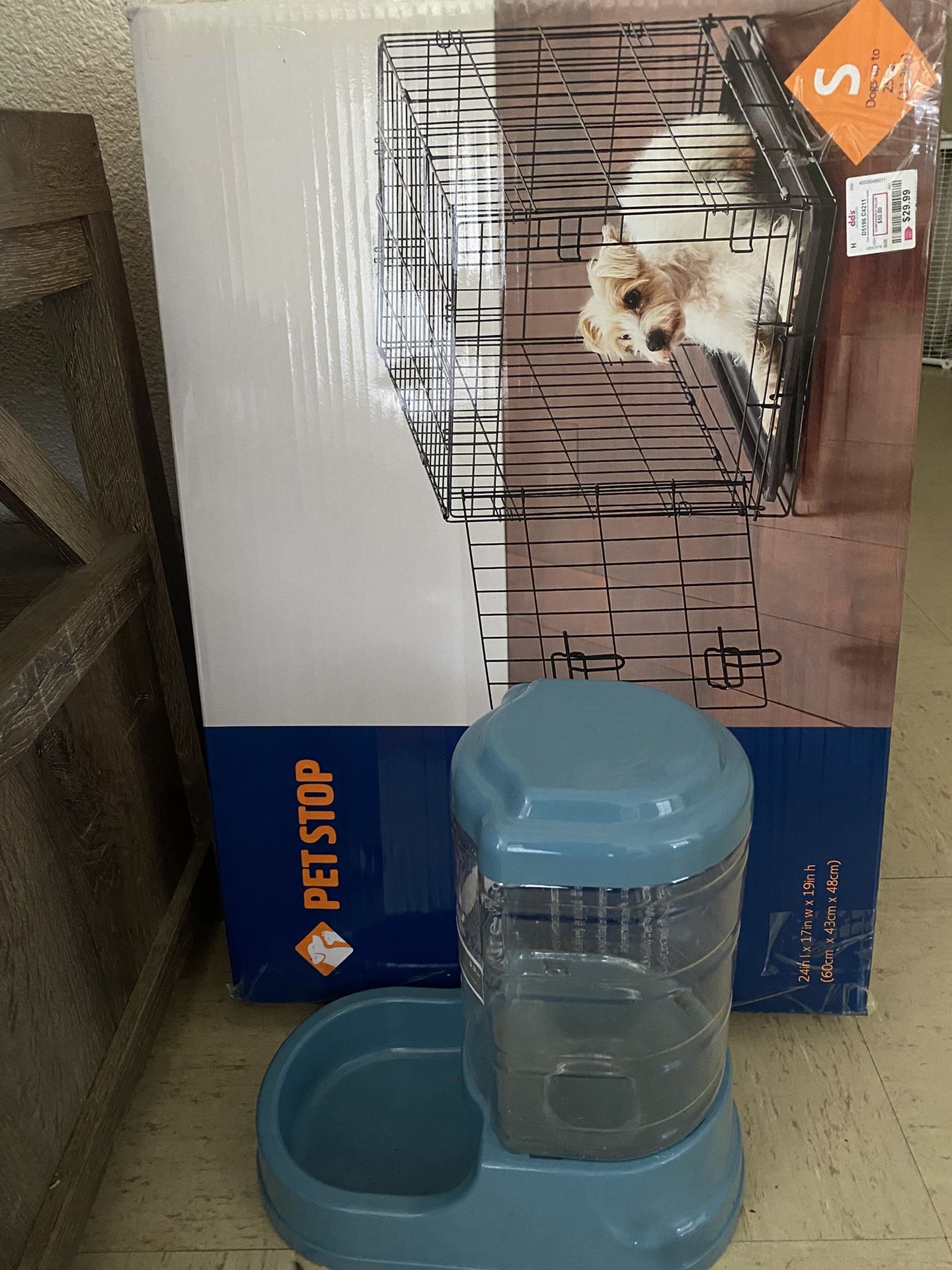 Small kennel & feeding dispenser