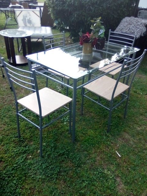 ** GLASS DINING TABLE WITH 4 CHAIRS** $125 OBO