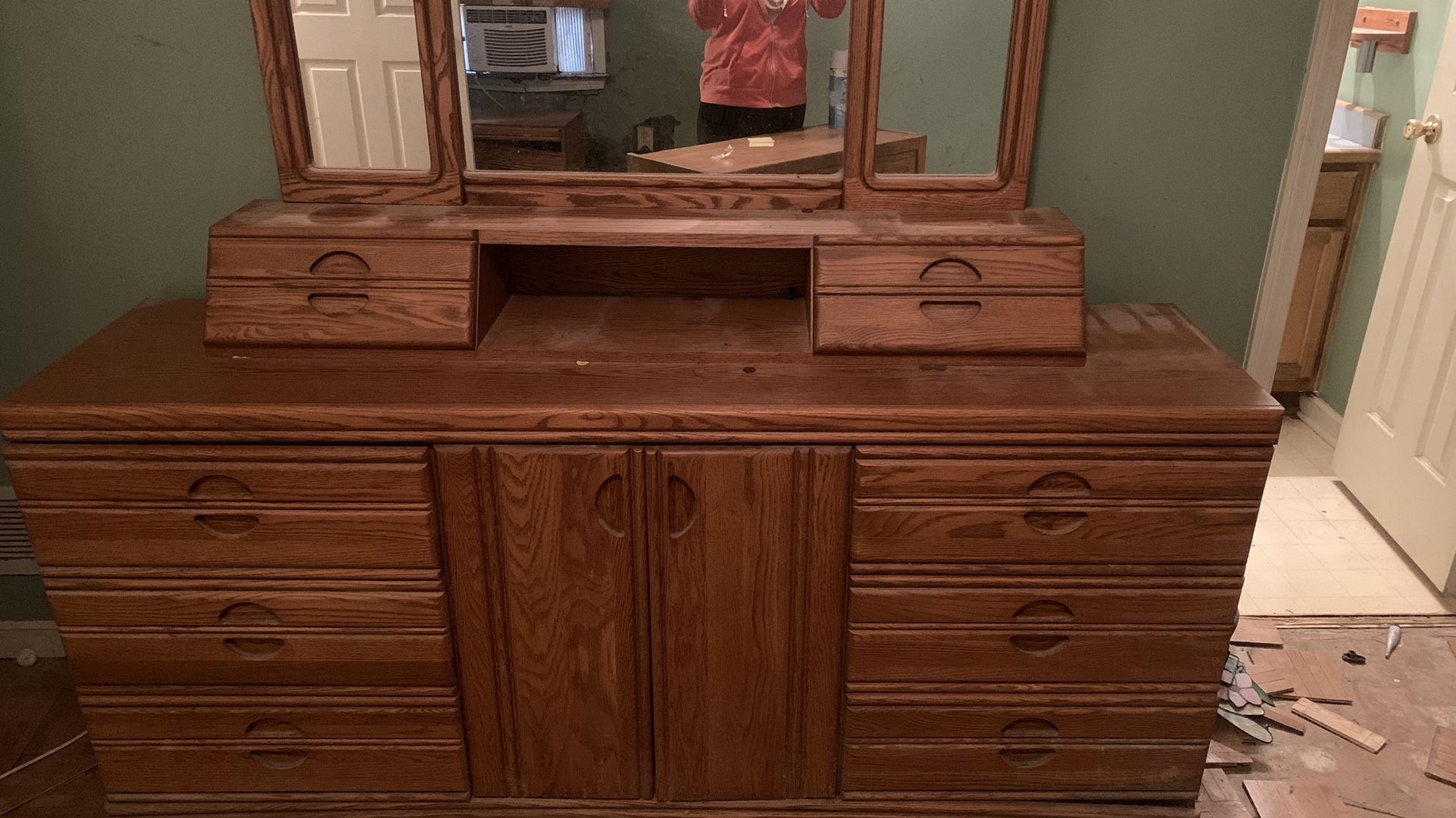 Estate Sale! Antique Dresser With Vanity Mirror 