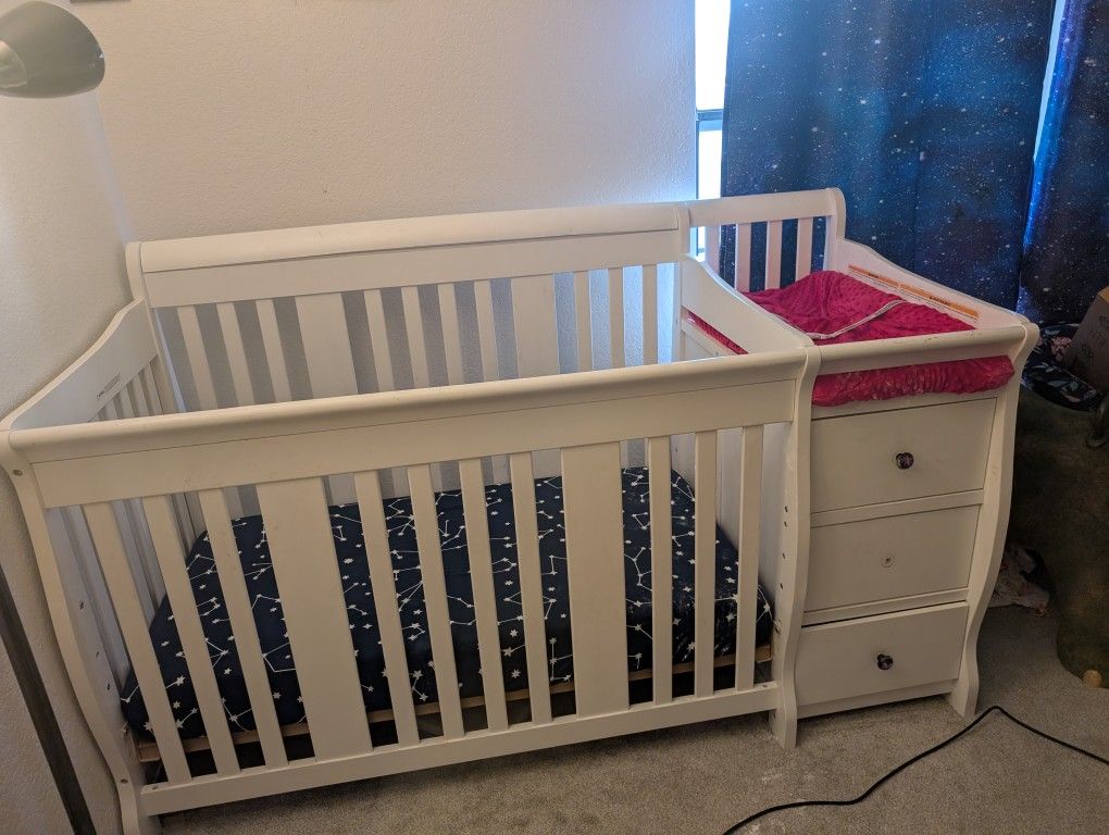 Convertible Crib And Changing Table With Drawers And Storage