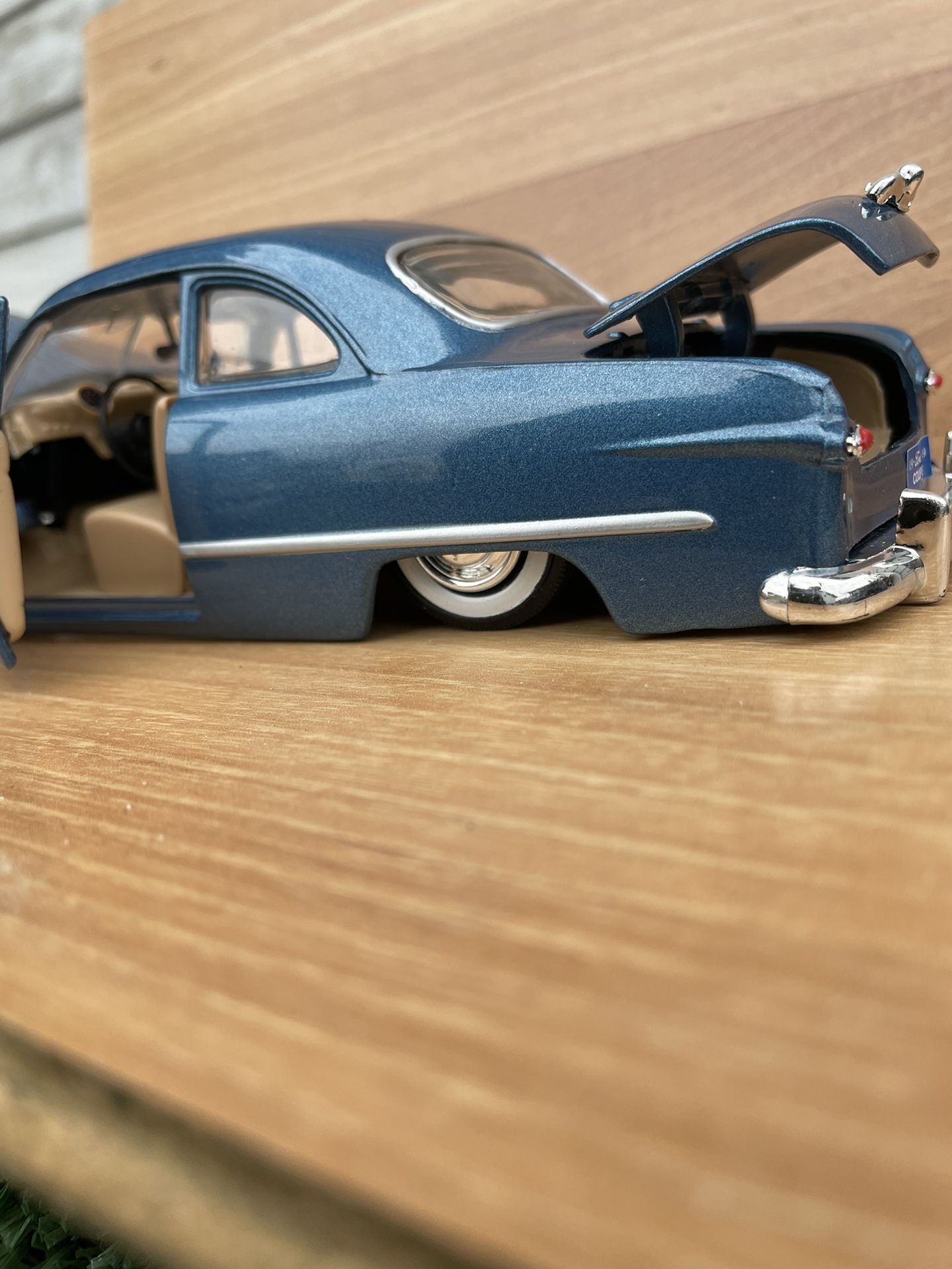 Diecast 1/24 Lowered 50s Ford Coustom Works 