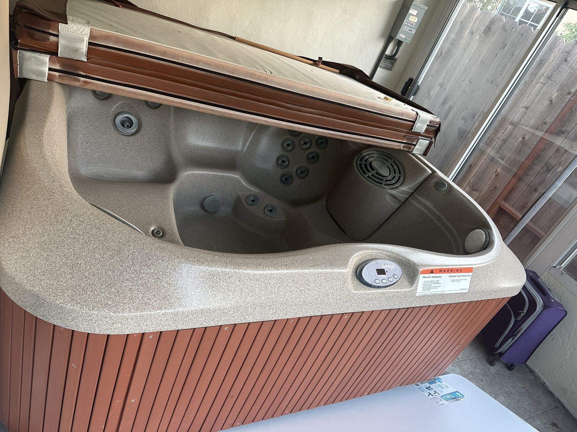 Jacuzzi Premium J-310 W/ Cover and Steps