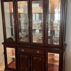 Drexel Heritage China Cabinet. Lighted 