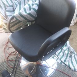 Black Hydraulic Styling Chairs Excellent Condition