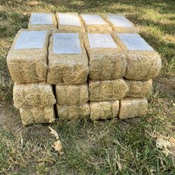 Ashland Straw Paille – Compact Hay Bales (24 Available)