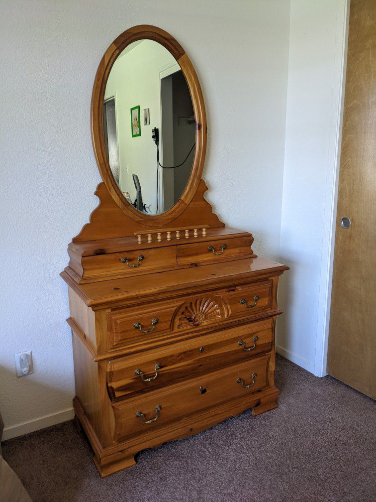 Vintage Dixie Dresser With Mirror