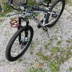 Like New Mountain Bike in (Perfect Condition) 🚲🚲