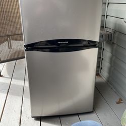 3.1 CU Foot Compact Refrigerator/Frigidaire