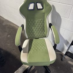 Like New Gaming Chair 