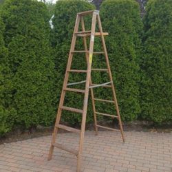 8 foot Werner wood painter's ladder. Good condition model w 368