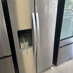 Whirlpool 2 Door Refrigerator With Water & Ice 