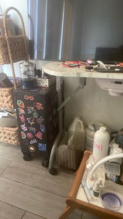 Mobile nail table