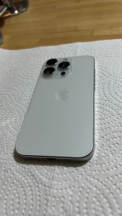 iPhone 15 Pro : 128GB ( original parts) Unlocked  Like New 9.5/10