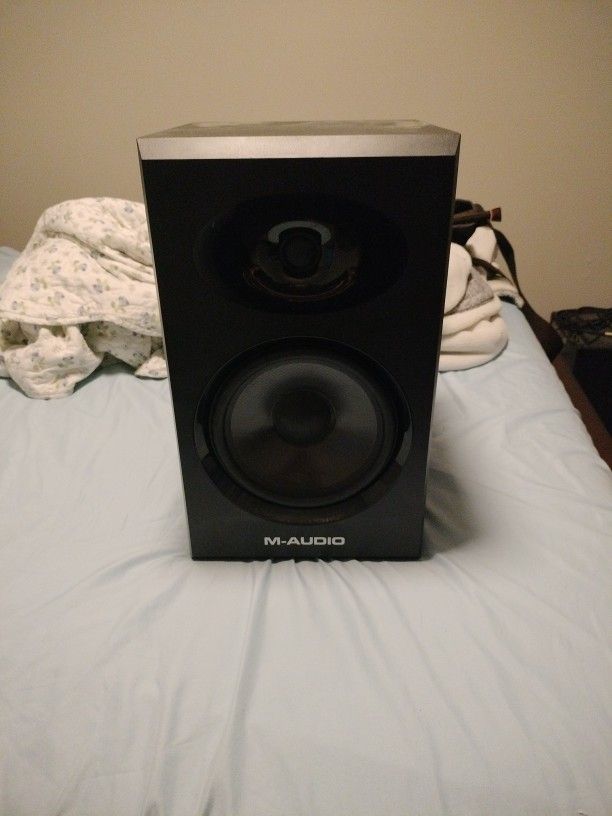 Two 8" M-Audio Studio Monitors (Bx8 Graphite)