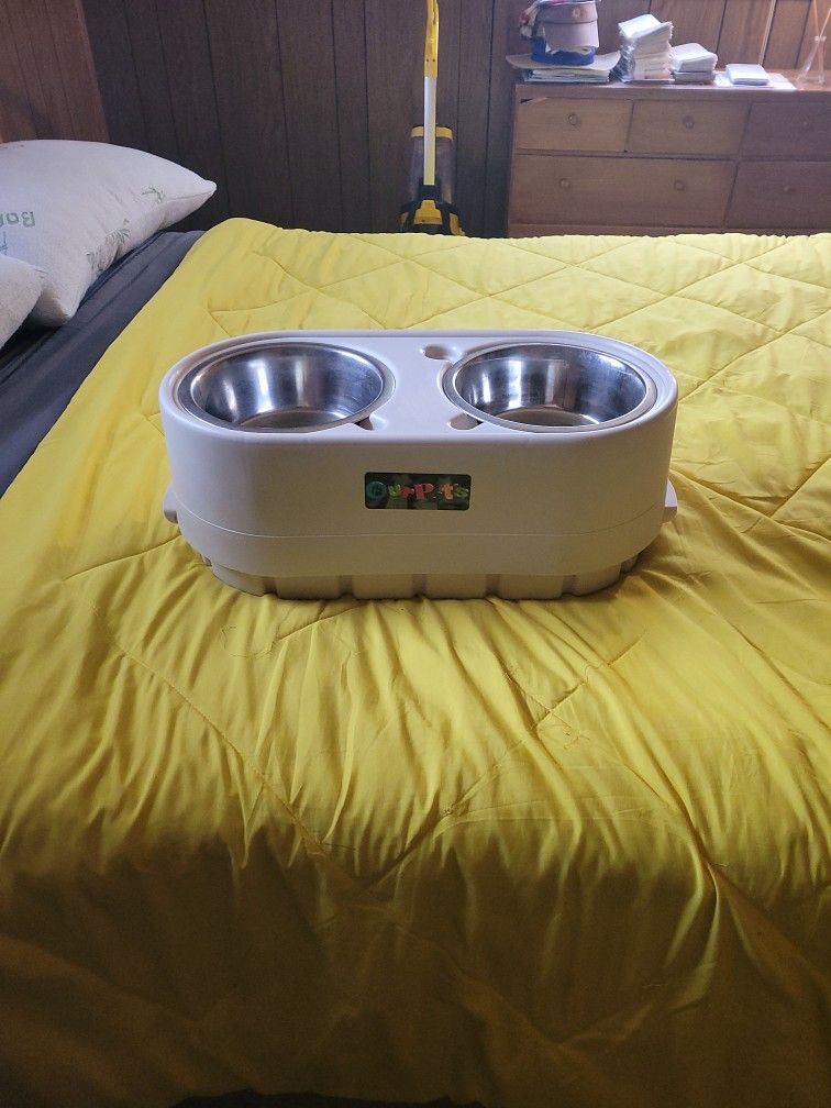 Small pet crate and pet bowls for sale.