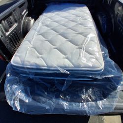TXL 1 month old twin extra long mattress GREAT COND clean medium plush $50