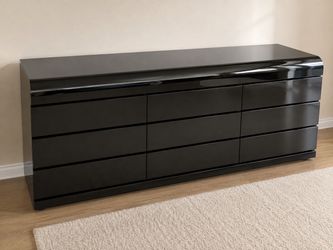 Black High-Gloss 9-Drawer Dresser