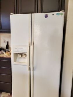 Kenmoore Refrigerator with Ice Maker and Water Dispenser White Fridge Freezer