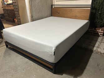 CAMA QUEEN SIZE DE MADERA Y METAL CON COLCHÓN MEMORY FOAM ZINUS 12” USADA BUENA CONDICIÓN NO NECESITA BOX SPRING