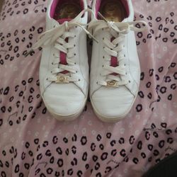 Tennis shoes