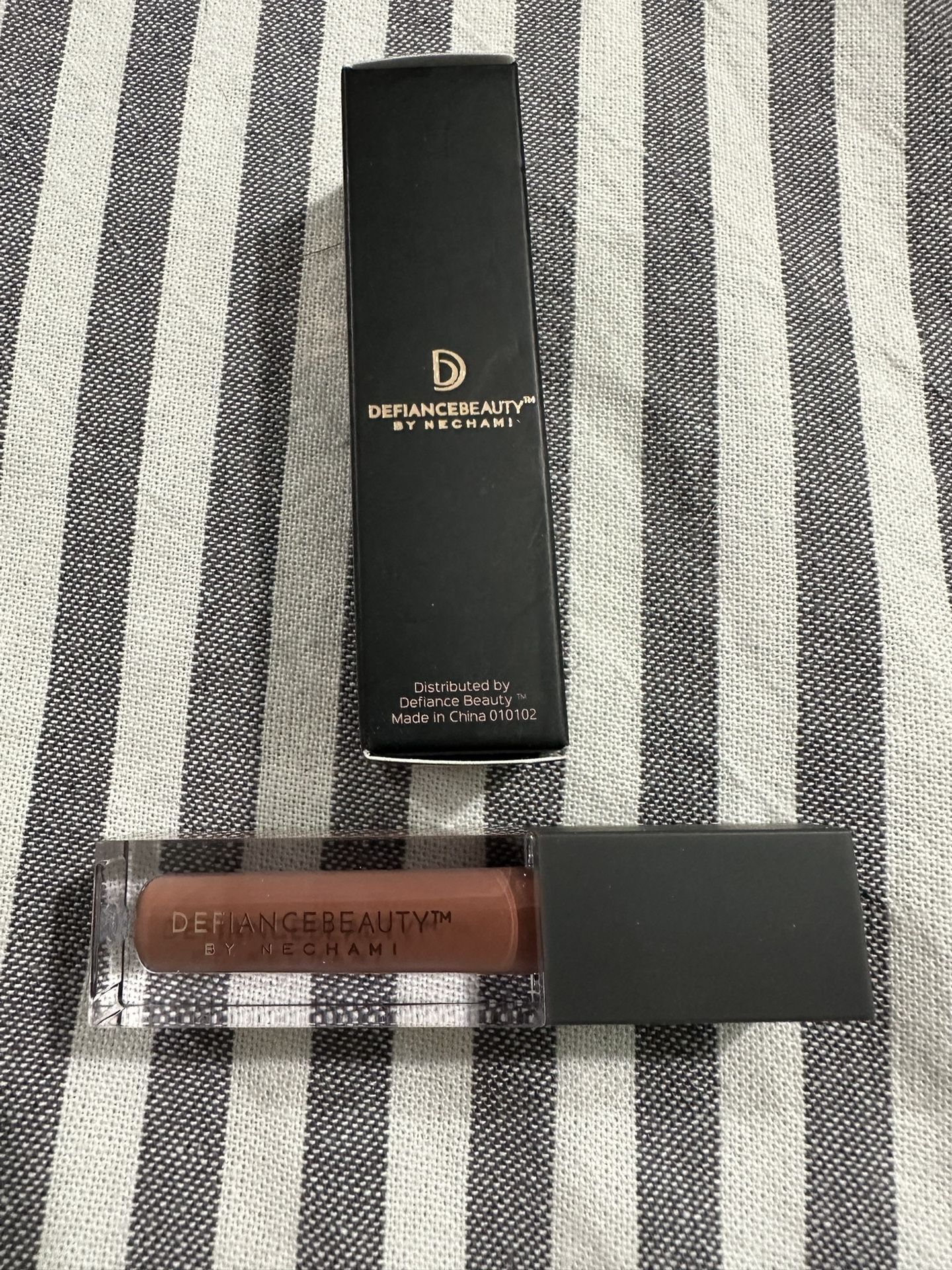 DEFIANCE BEAUTY Liquid Lipstick in Iconic