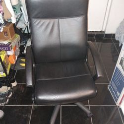 Leather Black Office Chair With Arm Rest 
