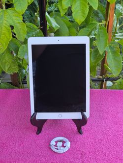 Apple iPad 6th Generation Wi-Fi 32GB Model A1893 - Gray 9.7"