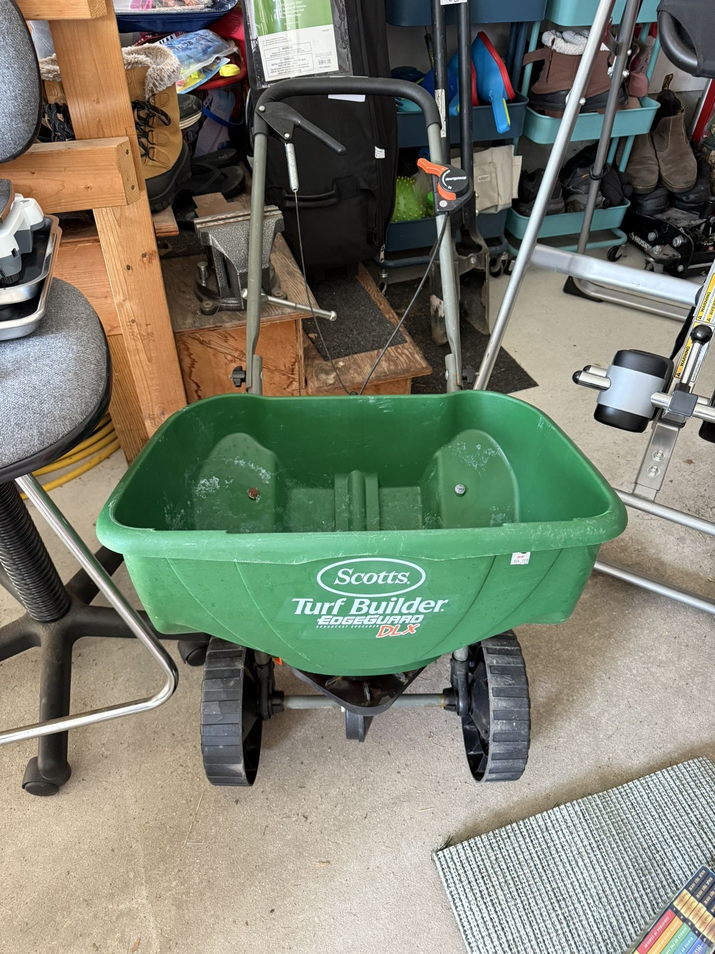 Scott’s Turf builder edge guard DLX Spreader