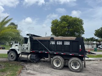 Bobcat Y Camion