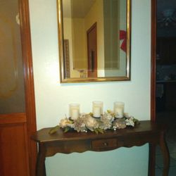 Entrance Table With Mirror And Decoration 