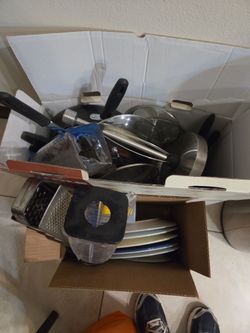 Mixed Kitchen Cookware and Utensils Lot