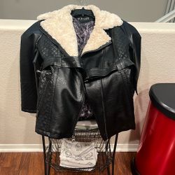 Woman’s Guess Leather Jacket with Fake Fur Collar. Some Wear And Tear Around Collar Area. Fake Fur Collar Has Some Foundation Makeup On It. Needs Clea