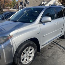 2012 Toyota Highlander Hybrid  For 7 passengers
