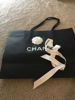 Small Chanel shopping bag with flower