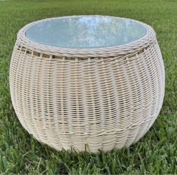 Outdoor Wicker Rattan Round Glass-Top Patio Accent Table