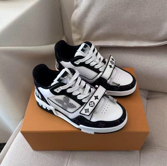 Leather Calfskin Lace-up Low-top Fashion sneakers Unisex Black and white