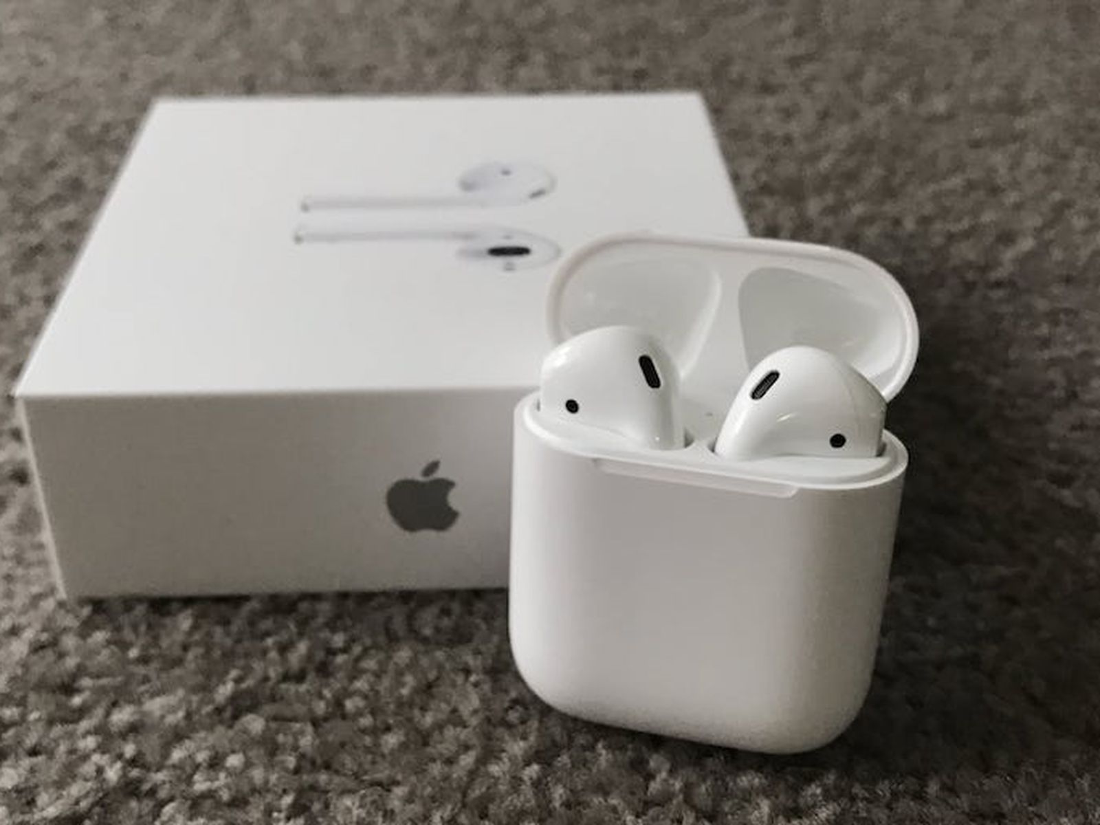 Apple - AirPods with Wireless Charging Case (Latest Model) - White