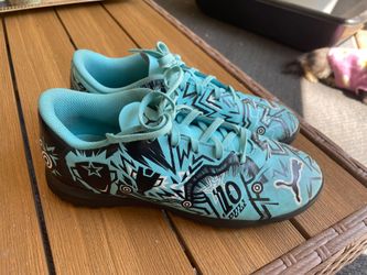 Puma soccer shoes size 5