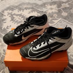 Nike Youth Cleats Unisex Black White Athletic Shoes Size 2Y