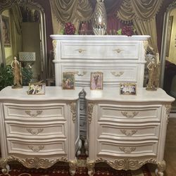 Beautiful and elegant French vintage style wooden dresser set are three huge pieces has been refurbished!🌺