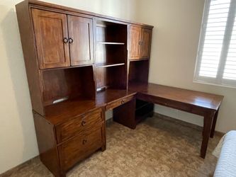 Executive wall/computer desk w/hutch