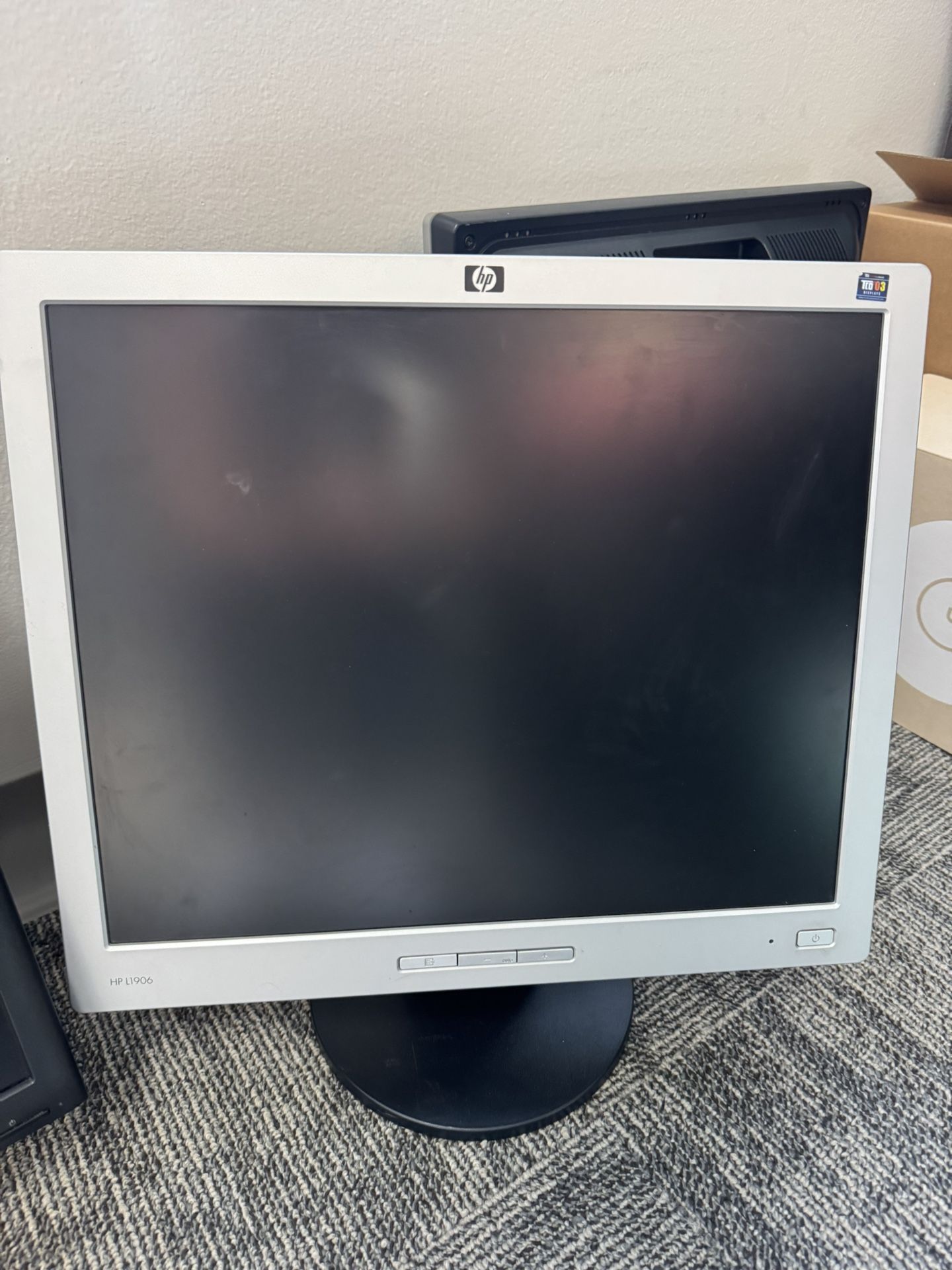 HP L1906 19.0-inch 1280 x 1024 75Hz TFT Active Matrix Anti-glare Flat Panel LCD Display