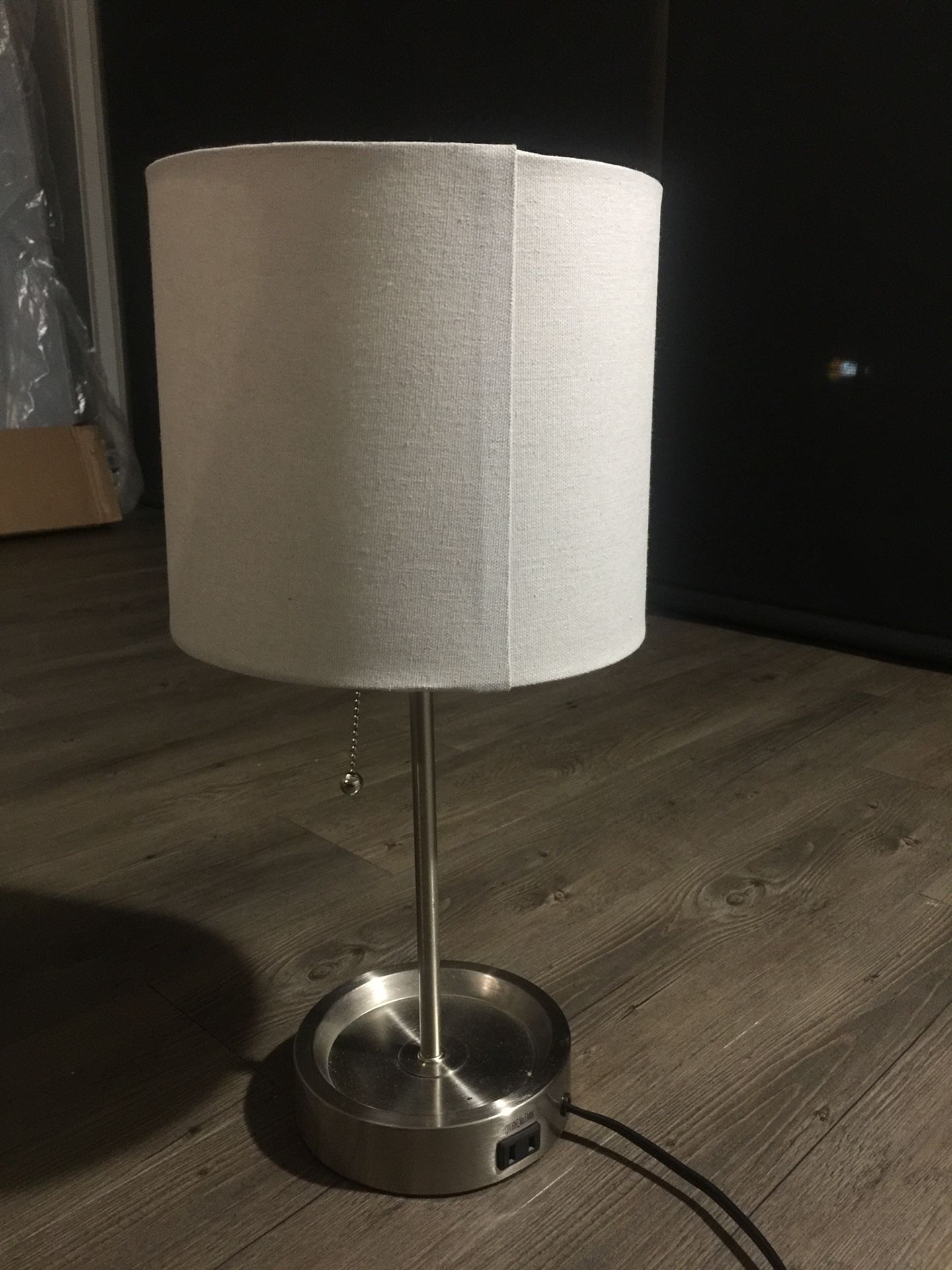 Light grey table lamp with outlet