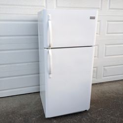 Frigidaire Refrigerator 18.2 cu ft (2013 model) Top Freezer/ Bottom Fridge _ White Kitchen Appliance _ 29.5" wide x 66" tall x 30" deep _ Works Great